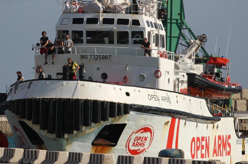 Migranti, la nave Open Arms chiede di non sbarcare a Brindisi: «Meteo difficile»