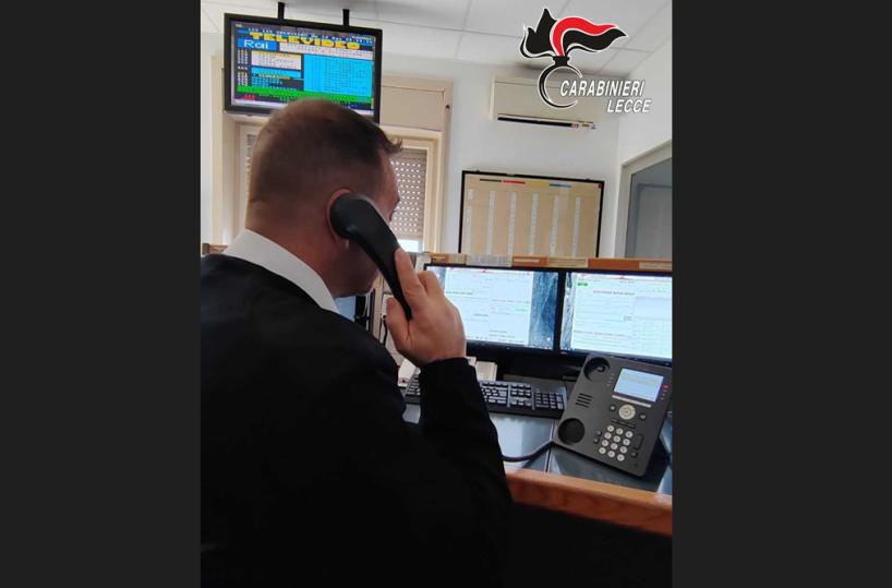 Ha paura dell'ex che la aspetta a casa: donna salentina salvata da carabiniere al telefono