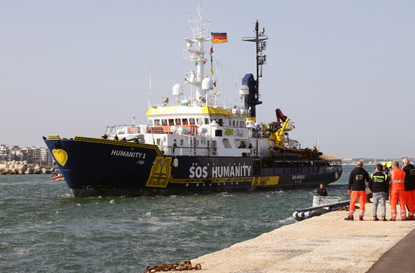 Migranti, a Taranto sbarcati in 126 soccorsi dalla Humanity 1, anche un neonato