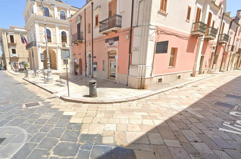 Fanno esplodere bancomat a Torremaggiore e scappano col bottino: indagini