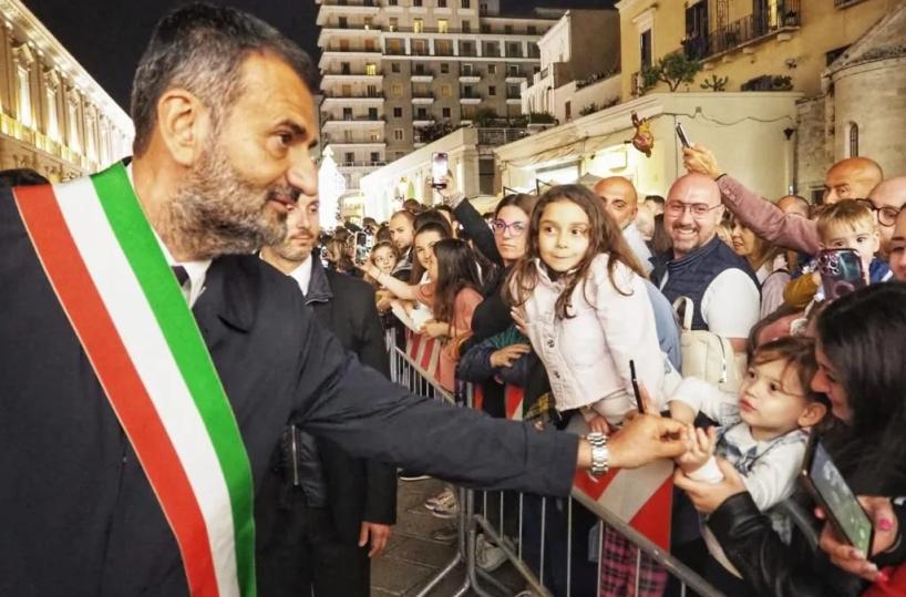 Decaro che non potrà esercitare il terzo mandato: «Avrei voluto fare il sindaco della mia città per sempre. Sarà per la prossima vita»