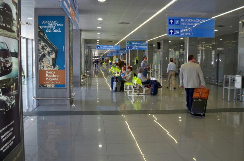 Rubano soldi e portafogli ai viaggiatori in aeroporto a Brindisi: tre denunce