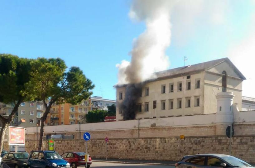 Bari, Incendio nel centro medico del carcere: evacuazione in corso