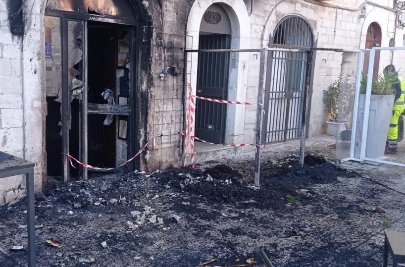 Trani, incendio di piazza Longobardi: è caccia aperta all’incappucciato