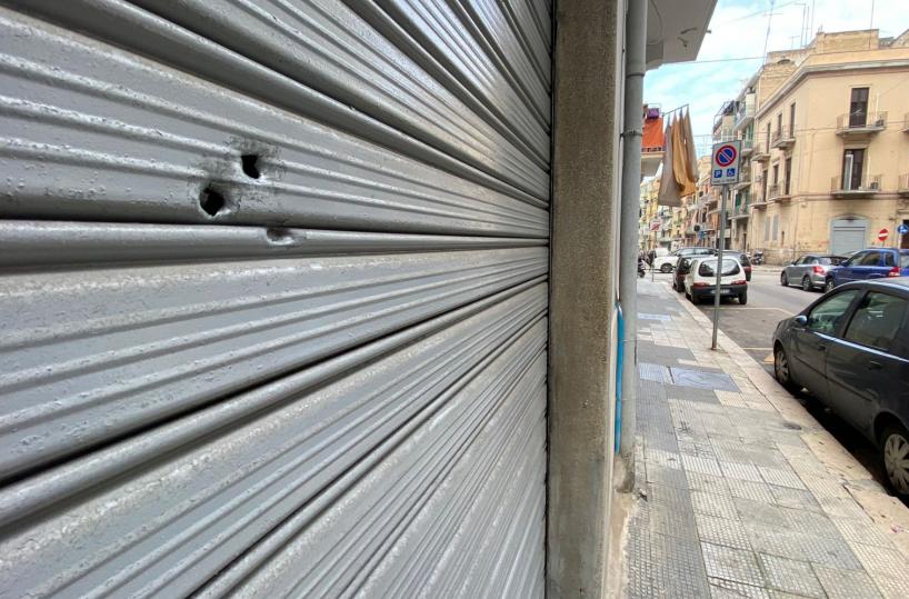 Spari in strada, i colpi fino in casa: a Bari paura per donna e figlio disabile