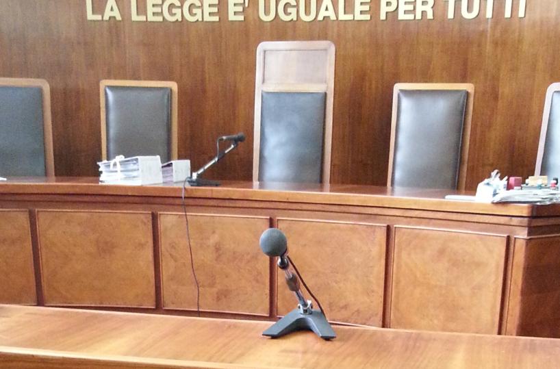 soldi in cambio di lavoro un poliziotto a processo