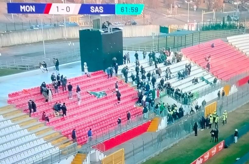 Paura durante la partita Monza-Sassuolo: tifoso cade dagli spalti, match interrotto