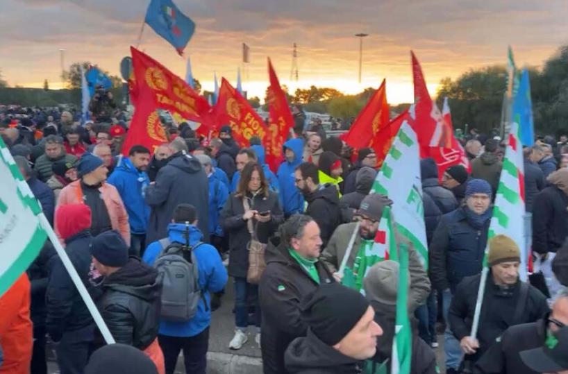 Ex Ilva, un lunedì di protesta: sindacati e imprese in corteo