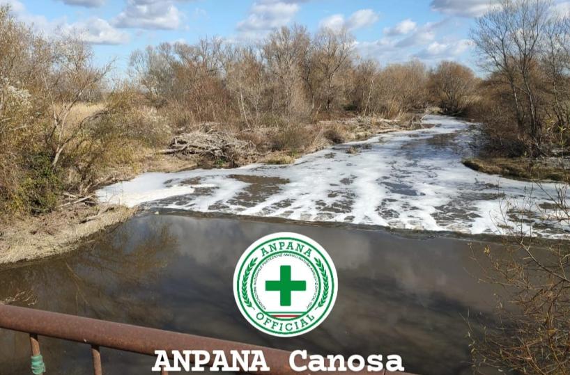 Canosa, nel fiume Ofanto una chiazza schiumosa e maleodorante