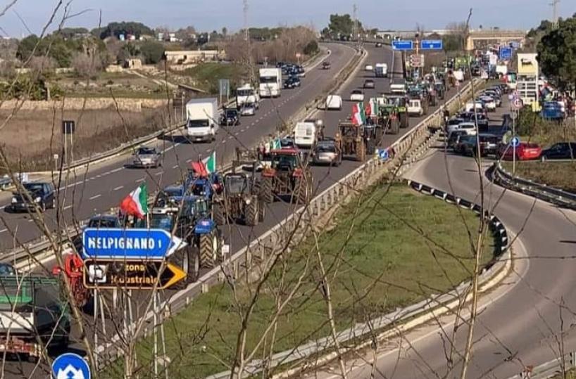 Protesta dei trattori: dopo Foggia oggi tocca a Lecce, traffico a rischio in tangenziale