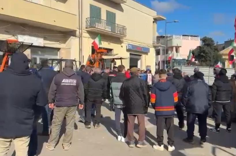 Carovigno, oltre 50 mezzi in presidio permanente: «Subito un tavolo sull'emergenza Xylella» 