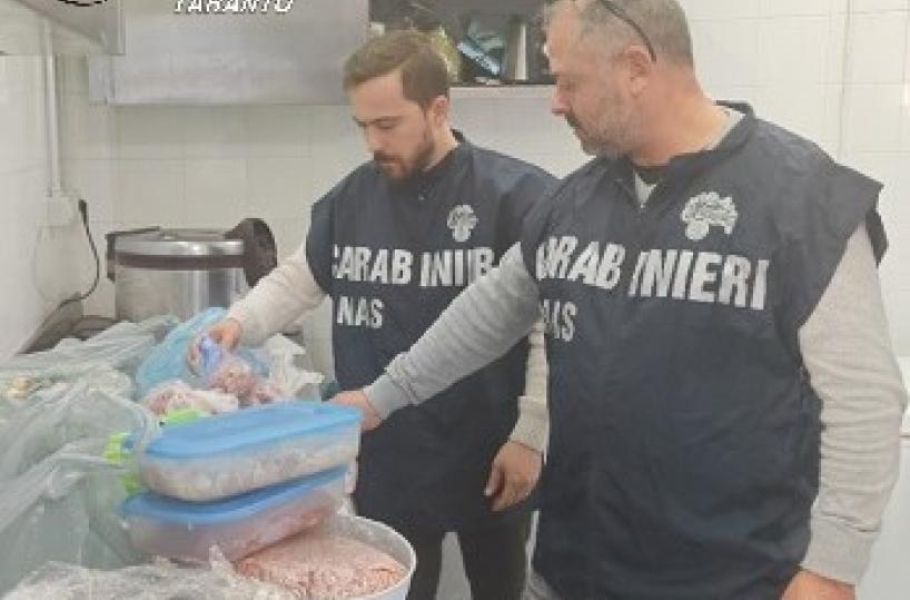 Kebabberia con sporco e grasso, un quintale di cibo sequestrato: Nas in azione nel Tarantino