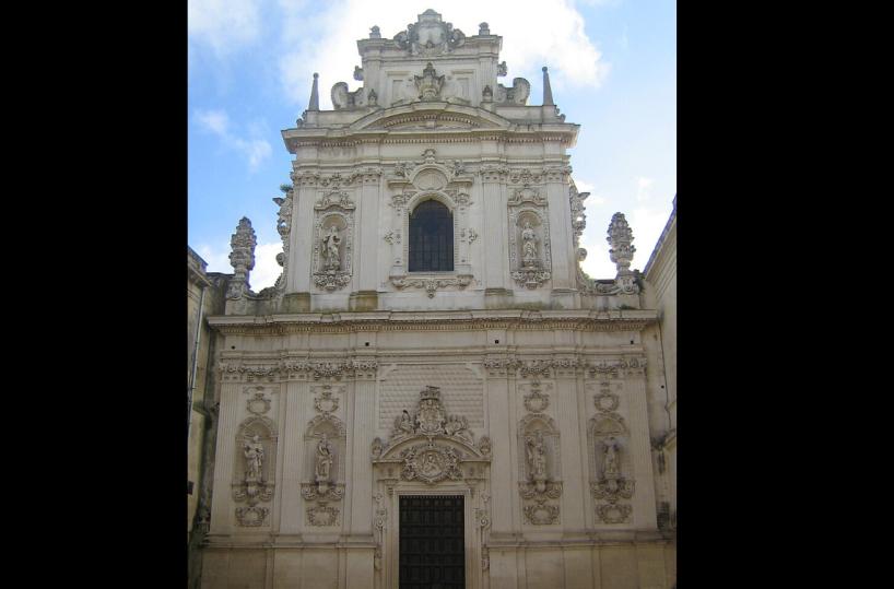 Lecce, entrano in chiesa di notte e profanano Eucaristia: la condanna del vescovo