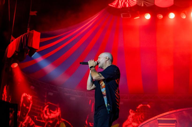 Il tour di Max Pezzali arriva allo Stadio San Nicola di Bari: un'estate a tutta hit