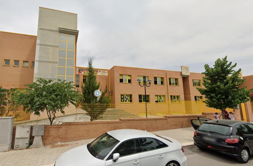 Alla madre «non basta» la punizione per gli aggressori del figlio, va a scuola e picchia il preside: follia a Lucera