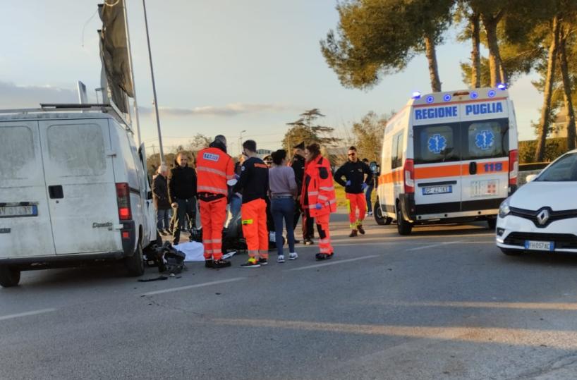 Moto contro furgone sulla SS275 nel Salento: muore centauro 25enne