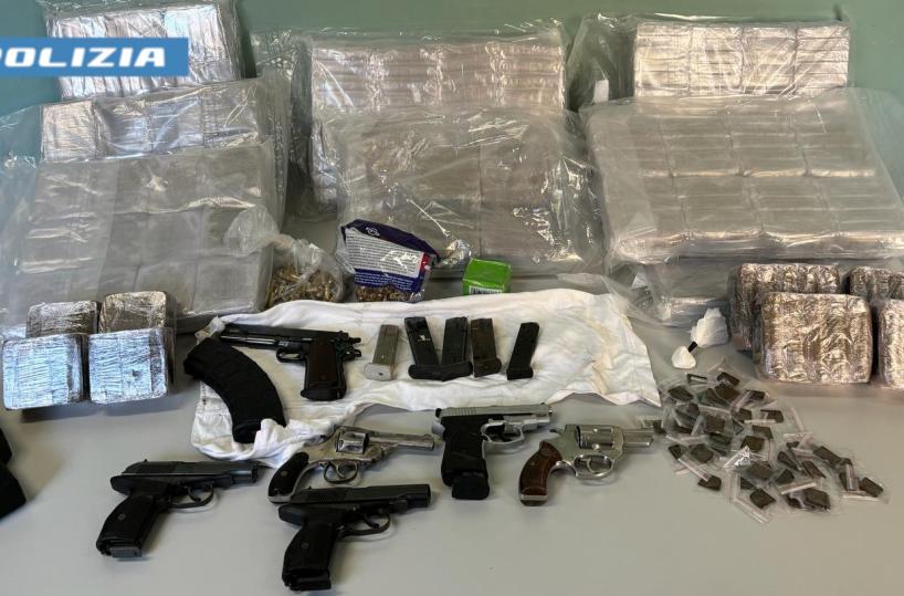 Rutigliano, nascondeva in un locale sei pistole e 53 chili di droga