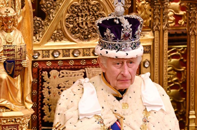 La malattia di re Carlo e l’oscuro dolore della «piccola gente»