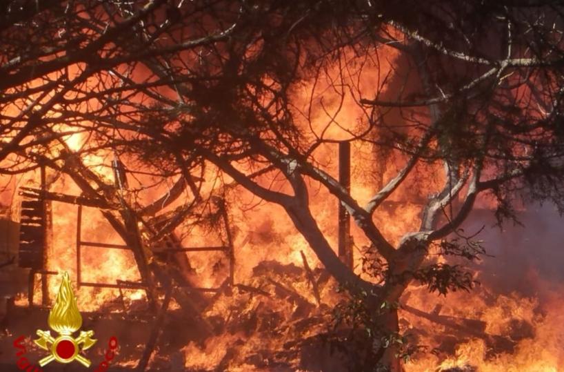 Brindisi, a fuoco un casolare a ridosso del parco Cillarese