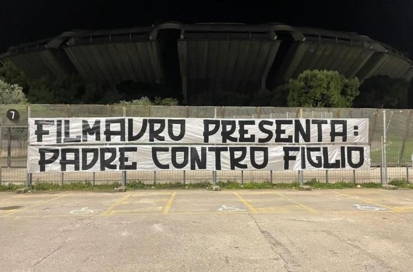 La rivolta dei tifosi, allo stadio di Bari striscioni contro i De Laurentiis