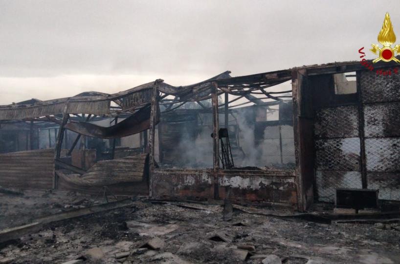 Manfredonia, incendio all'alba a stabilimento balneare Playa del Sol 