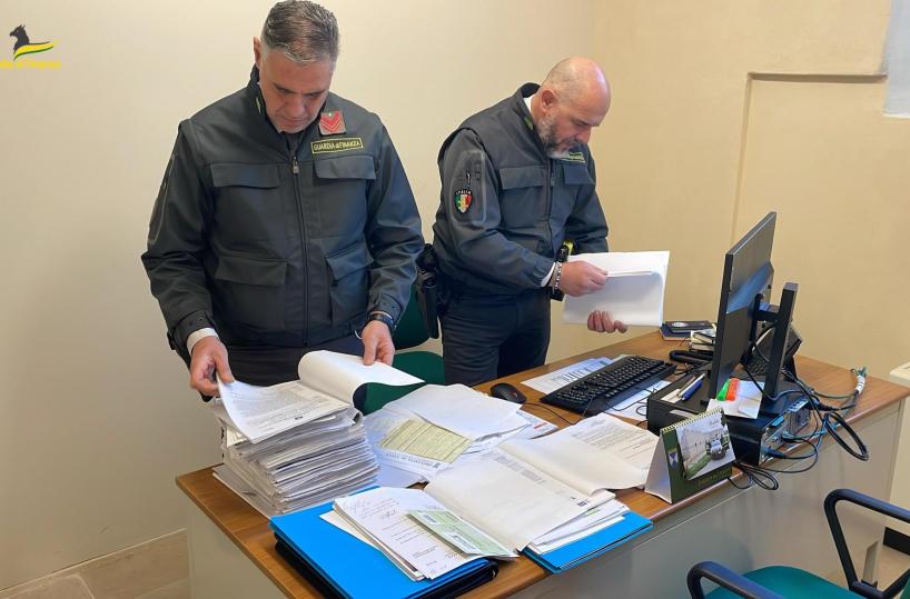 Multe annullate in cambio di biglietti per spettacoli e favori: a Lecce interdetti 2 pubblici ufficiali