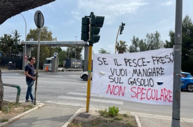 I pescatori pugliesi in piazza: «Con queste leggi chiudiamo»