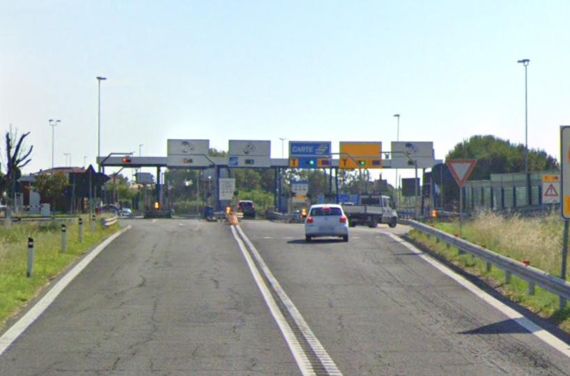 Fugge in autostrada all'alt della polizia e viene bloccato al casello di Porto San Giorgio: pugliese arrestato