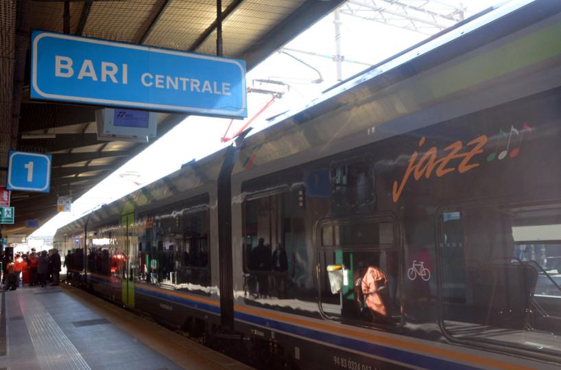 Migranti sui binari tra Foggia e Bari: linea rallentata, forze di polizia al lavoro