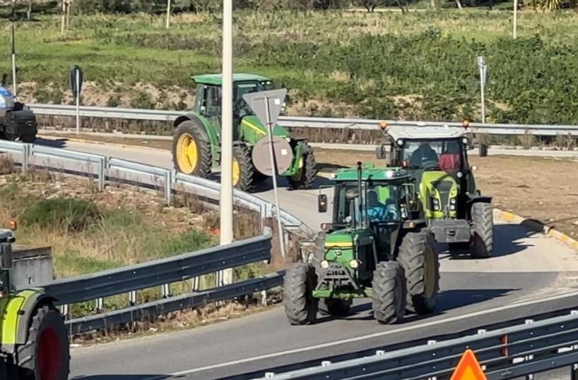 Agricoltori pugliesi domani incatenano i trattori ai cancelli dei pozzi: la protesta