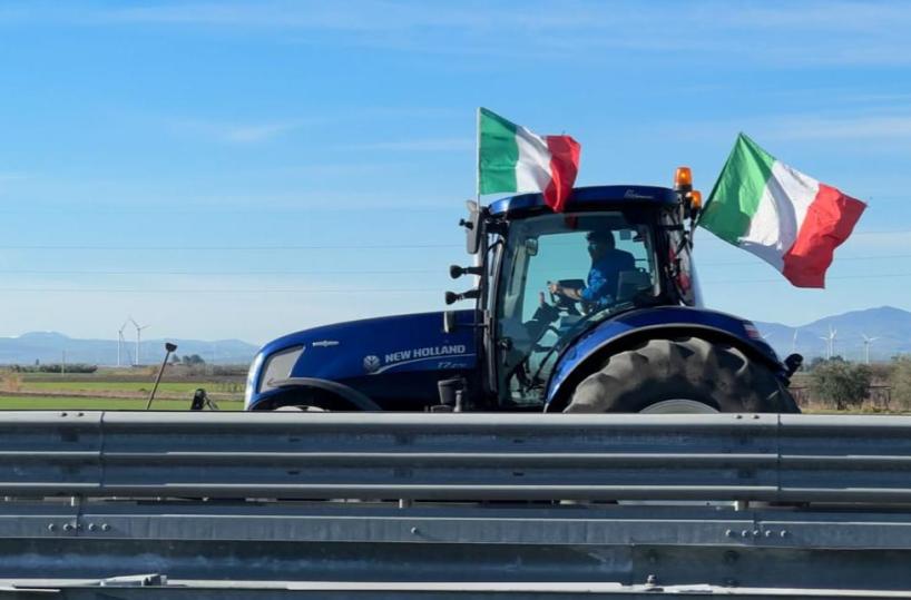 Protesta trattori a Barletta: «Importeremo i politici dall'estero»