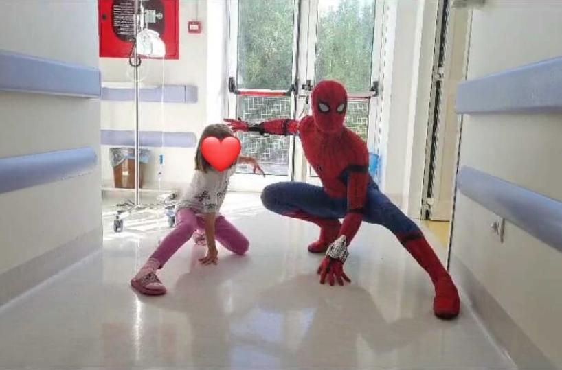 Tommaso, spiderman pugliese che aiuta i bimbi malati, benedetto da Papa Francesco