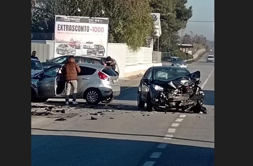 Due auto si scontrano e finiscono su altre macchine parcheggiate: incidente a Lucugnano