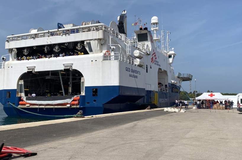 Migranti, a Bari arriva la nave Geo Barents: a bordo 85 persone, anche due donne senza vita