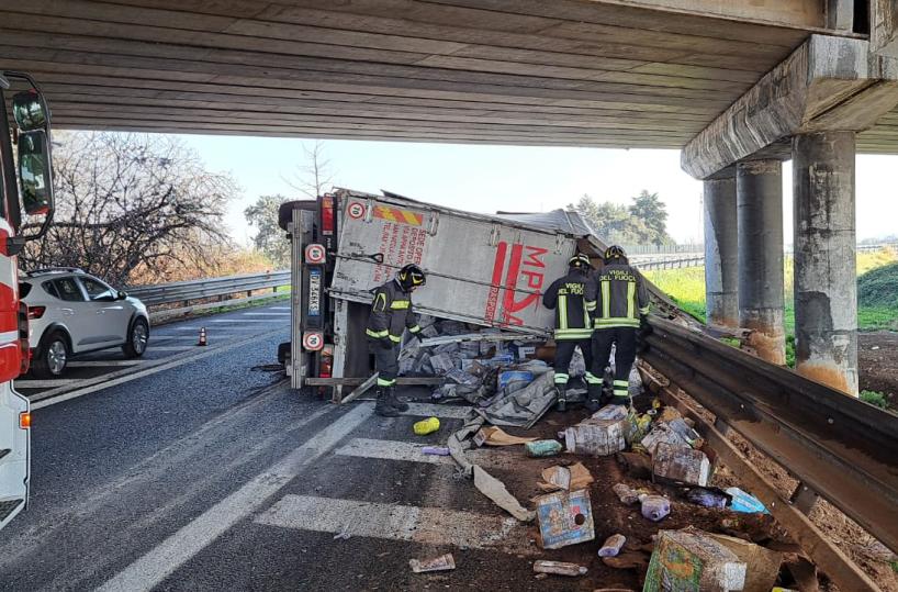 Tir si ribalta sul raccordo autostradale tra Bari e Modugno: tratto chiuso