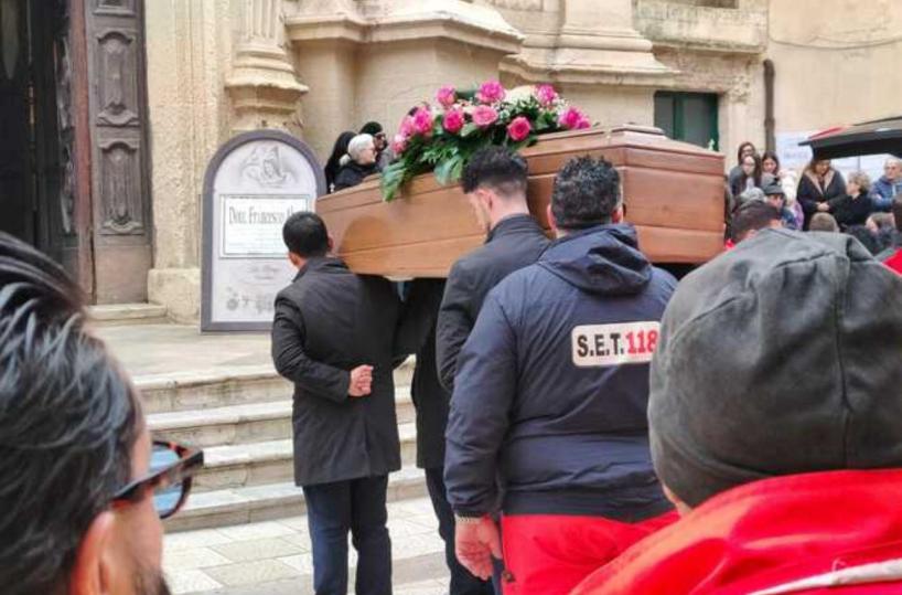 Lecce, commozione e incredulità, le lacrime aI funerale del dottor Abati
