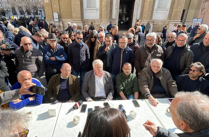 Taranto, i dissidenti provano a far cadere Melucci: «Firme entro stasera per tornare alle urne»