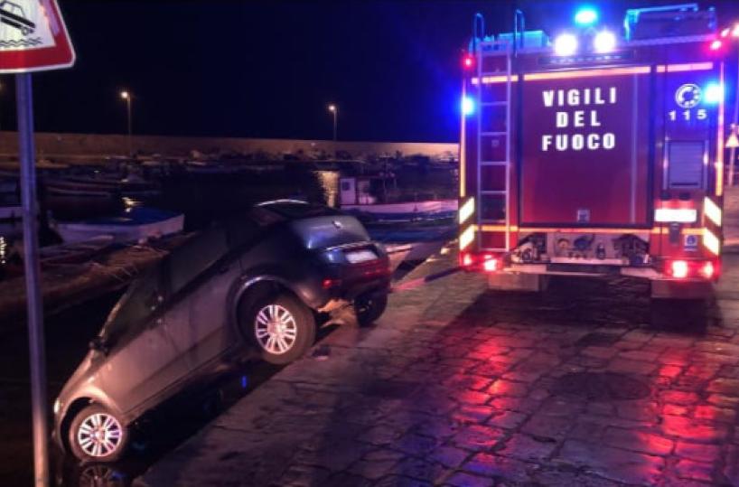 Paura a Gallipoli, manovra errata e l'auto rimane sospesa quasi in mare
