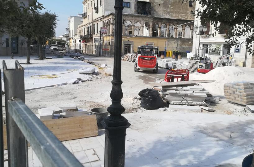 Adelfia, giallo dei lavori infiniti in piazza Commercianti: «Tra un po’ chiudiamo»
