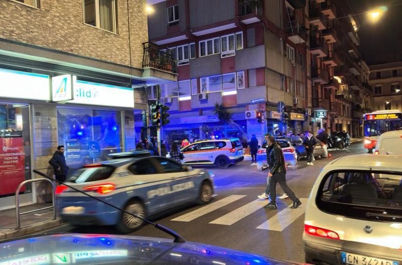 Bari, donna si getta dal balcone in via Quintino Sella