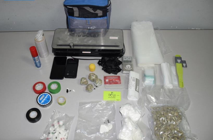 Pusher beccato a Lecce con mezzo kg di droga ferisce agente durante perquisizione