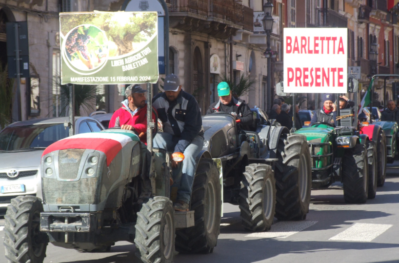 Barletta, agricoltori ancora in piazza: i trattori in centro