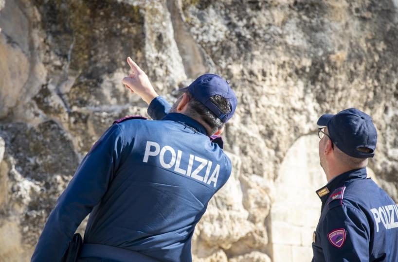 Matera, rubano offerte dei fedeli in chiesa, il parroco li scopre e chiama la polizia