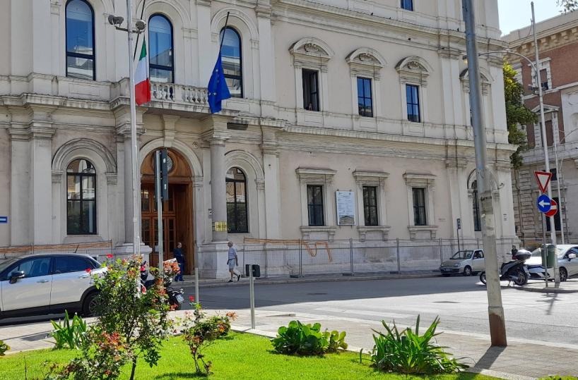 Bari, parcheggiatori abusivi scatenati: «Non ho pagato e mi hanno tagliato la ruota»