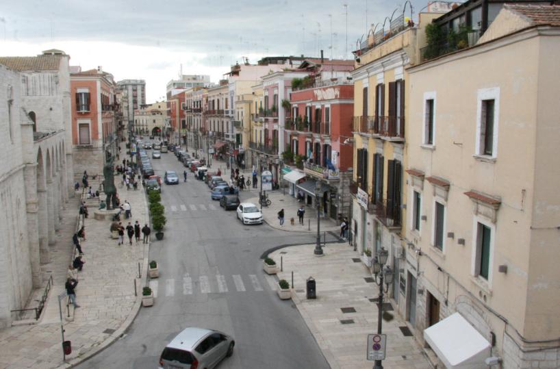 Barletta, stop alle auto commercianti infuriati