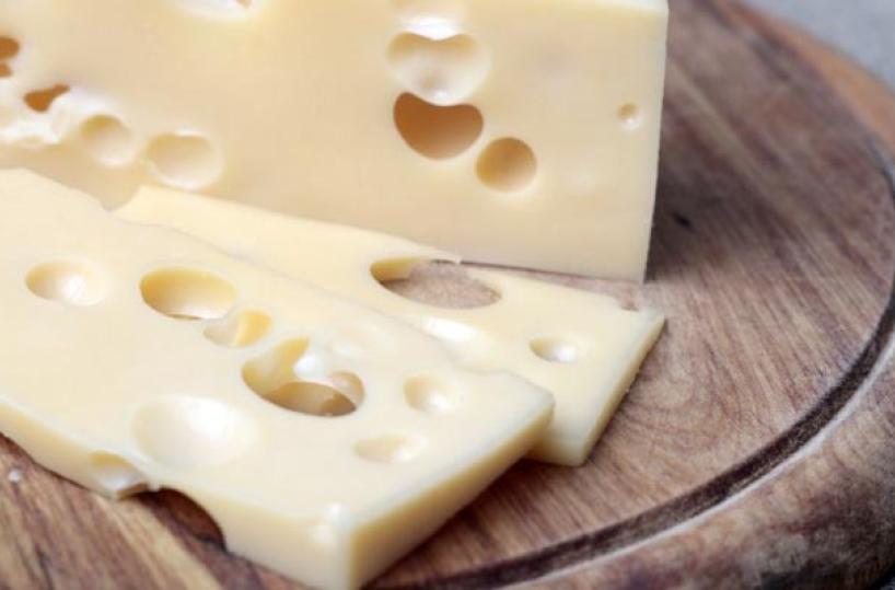 Hashish nascosto in una confezione di formaggio nel frigo: arrestata 26enne a Brindisi
