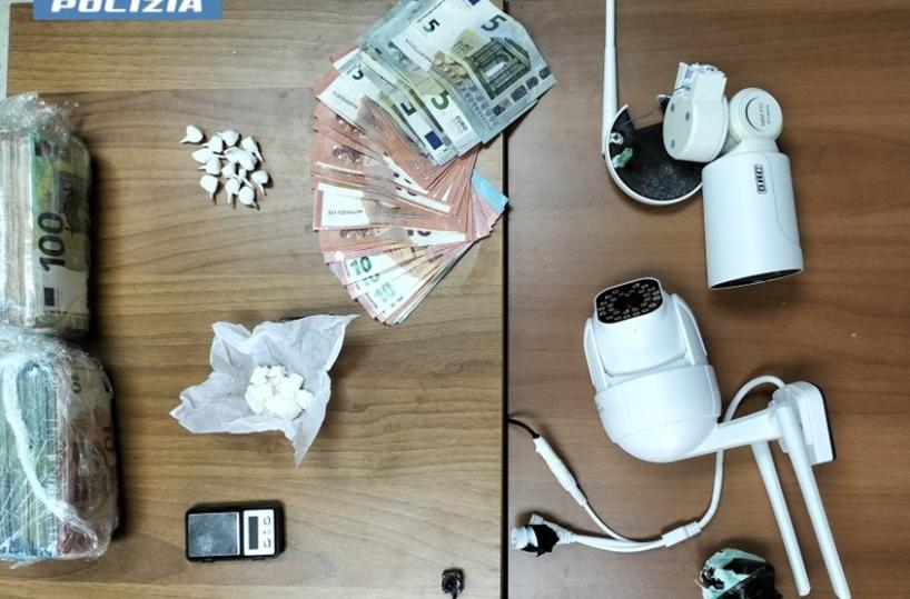 Taranto, in casa cocaina, hashish e più di 30mila euro in contanti: arrestato 50enne