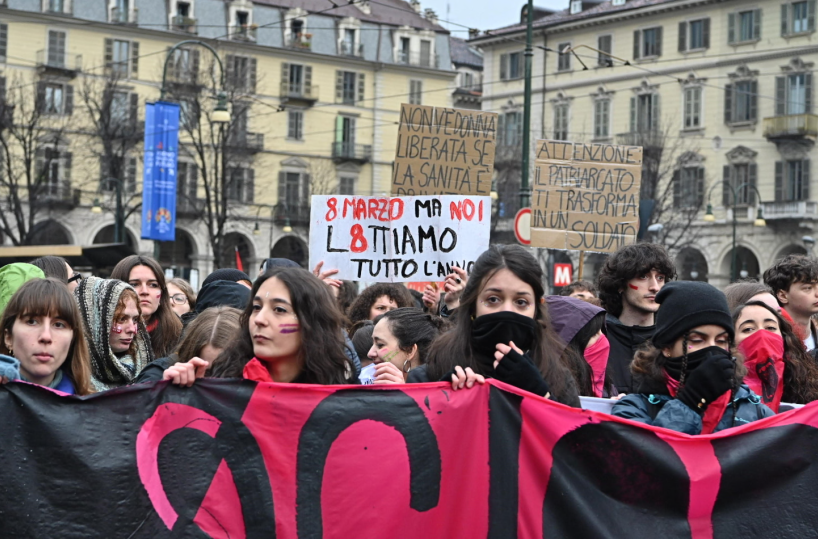 Da una testimonianza dolorosa in un’aula di tribunale l’alba della solidarietà femminile