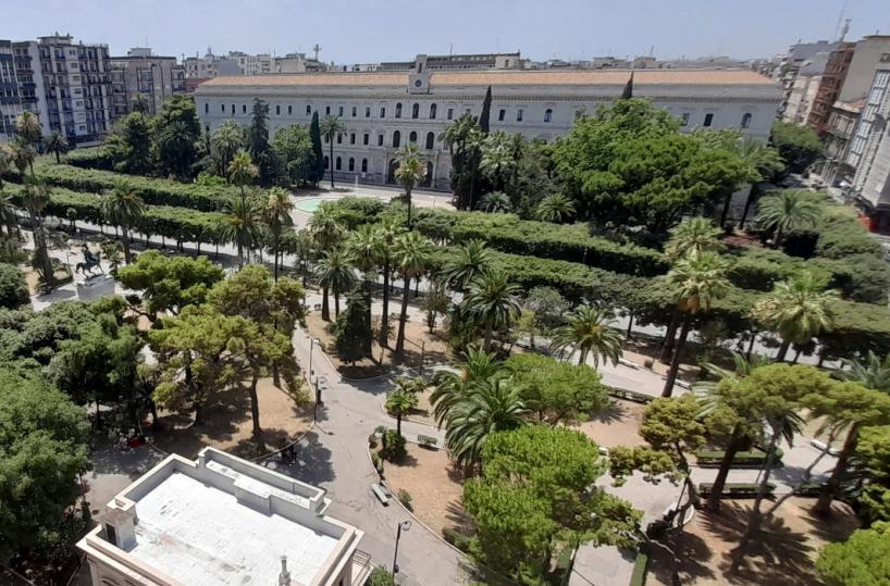Paura in piazza Umberto a Bari: un 55enne accoltellato, l'aggressore scappa
