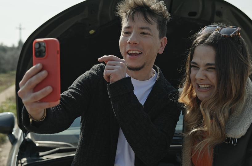 «Per un pugno di like», su Prime Video la commedia made in Puglia che racconta i retroscena del web